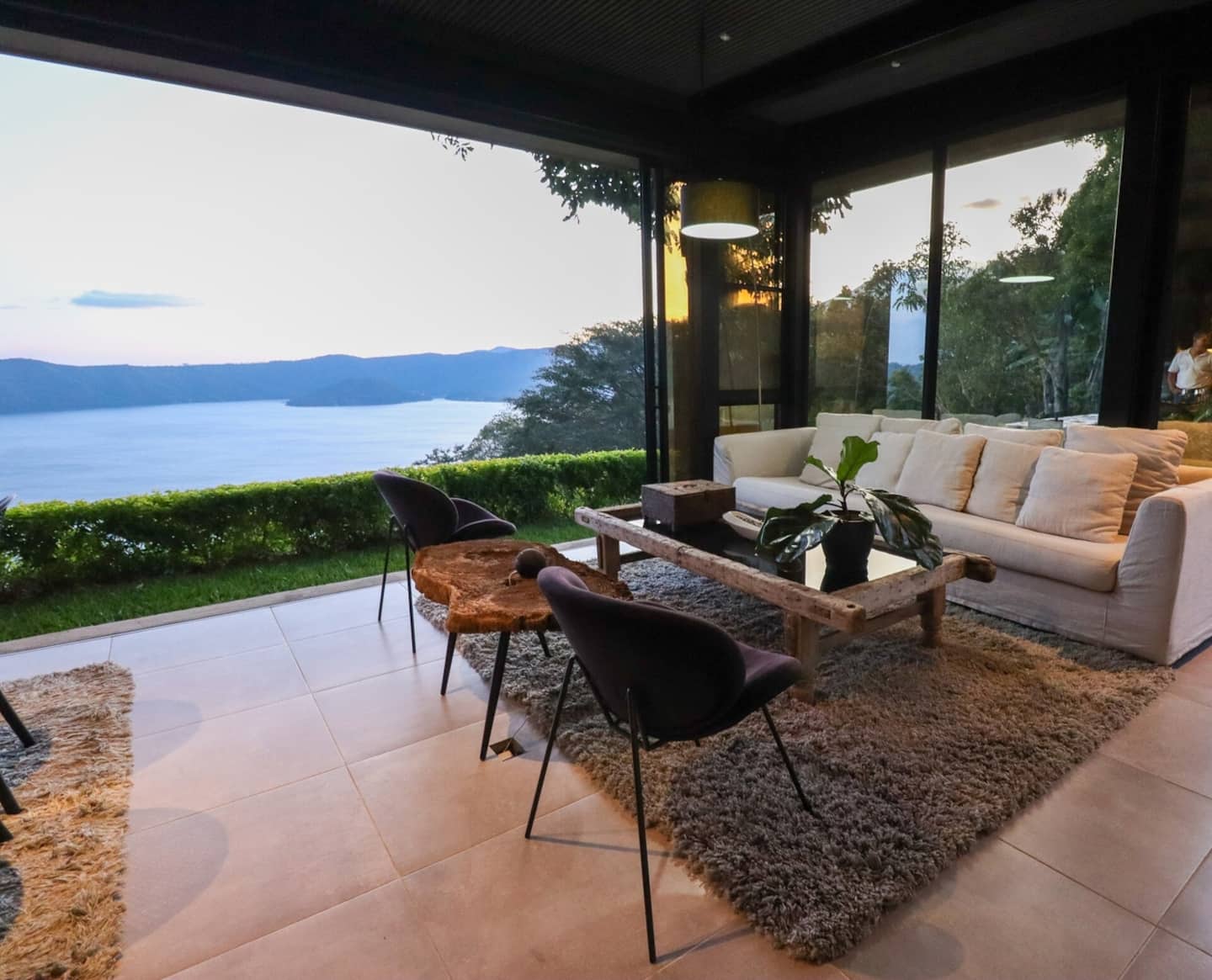 Sala de una propiedad administrada por Destination SV con vista al lago